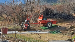 과수원서 경운기 몰던 70대, 핸들에 맞아 떨어져 숨져