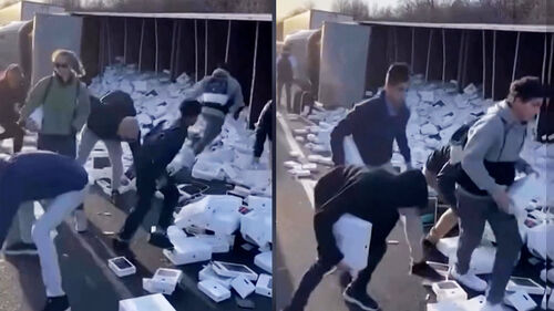 "이게 다 얼마야" 우르르…전복된 트럭서 쓸어가