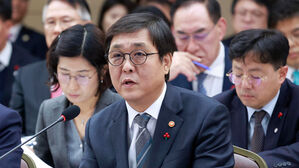 문체부 장관 "지방 체육시설에 음향&middot;조명 지원&hellip;5만 석 돔구장 건설"