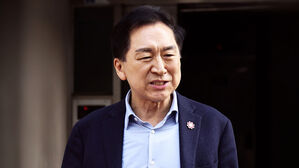 [단독] '피의자' 김기현 압수수색&hellip;'로저비비에' 직접 전달했나