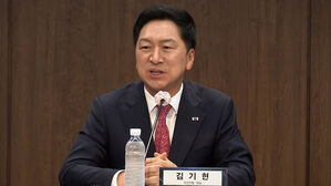 [단독] '로저비비에' 김기현 압수수색..직접 전달했나