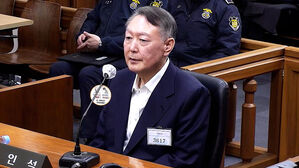 군사법원 첫 출석&hellip;'계엄 군경'에 "미안하다"