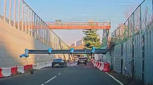 도로 덮친 크레인&hellip;달리던 차들 '아슬아슬'