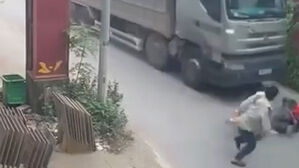 단속 걸렸다고&hellip;달리는 트럭 향해 경찰을 '휙'