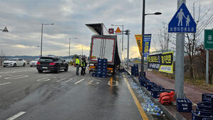 광주 용두대교 달리던 25t 화물차서 맥주병 '와르르'