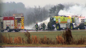 미 공항서 항공기 추락&hellip;전직 카레이서 등 7명 사망