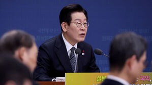 이 대통령 "비전향 장기수 고향 길 열어줘야"&hellip;중국 경유 방안 거론