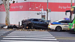 "저 차 뭐야" 학원 버스 덮쳤다&hellip;빠른 속도로 역주행 하더니 '쾅'