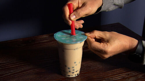 버블티·스무디엔 제공? 오락가락 빨대 정책에 혼란