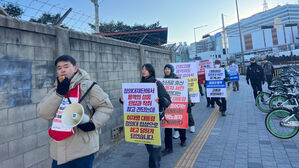청와대 용역노동자 "대통령실 이전에 해고 위기&hellip;고용 보장해야"