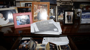 미 법무부, 엡스타인 공개 파일서 지웠던 트럼프 사진 복원