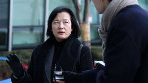 '강등' 정유미-법무부, 법원서 충돌&hellip;"이례적" vs "인사재량"