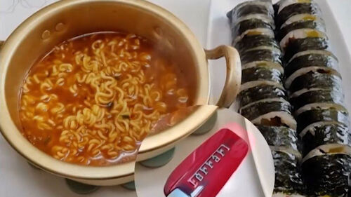 "난 가난해" 라면 옆에 슥…인증샷에 "꼴보기 싫다"