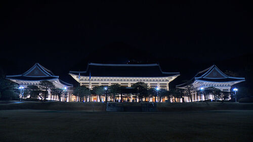오늘부터 청와대 시대…봉황기 게양