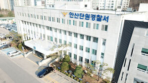 열린 맨홀 뚜껑 밟고 차량 넘어져&hellip;안산서 3명 부상