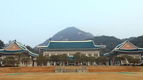 이 대통령, 청와대 첫 출근…1,330일 만의 복귀