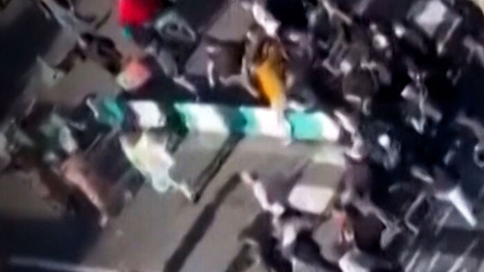 대학생도 "못 살겠다"&hellip;대낮 거리 한복판 '탕탕'