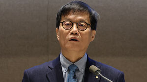 이창용 "환율 1,480원 너무 높아&hellip;원화 '휴지조각'은 유튜버 얘기"