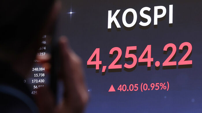[속보] 새해 첫 거래일 코스피 장 중 한때 4,300선 돌파