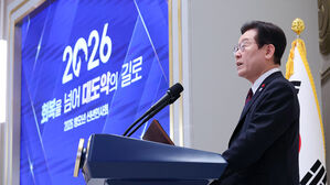 이 대통령, 청와대 시무식&hellip;"공직자로서 사명 다해달라"