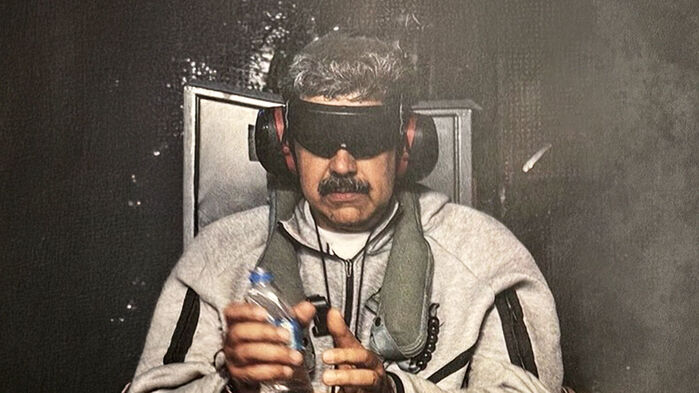 눈&middot;귀 가린 채 압송&hellip;"정권 이양까지 국가 운영"