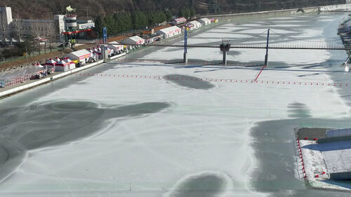 한파로 얼음 꽁꽁…겨울 축제 준비엔 활기