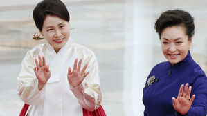 한중 영부인도 친교&hellip;김 여사 "팬입니다"&middot;펑리위안 "감사합니다"