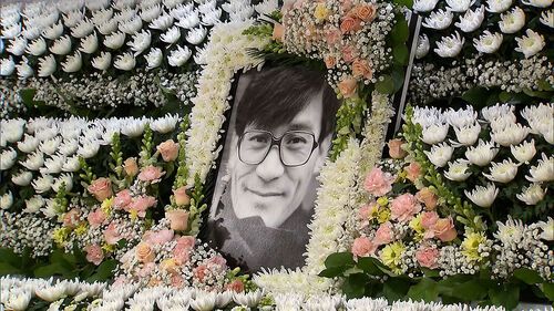 이어지는 추모 행렬…금관문화훈장 추서