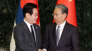 이 대통령 "한중 관계 발전 지지 부탁"&hellip;자오러지 "정상 궤도 복귀"