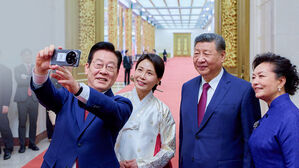 이 대통령, 시진핑에게 '전기자전거&middot;도자기&middot;곶감' 선물 받아