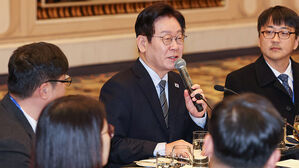 이 대통령 "무죄 판결에 검찰 탓해야지 왜 항소포기 비난하나"