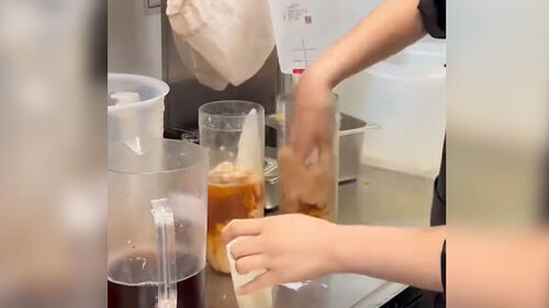 "손으로 직접 만든다" 충격 영상…맨손으로 '주물럭'