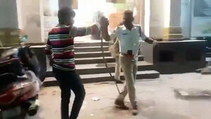 음주 단속 걸리자&hellip;뱀 들고 경찰에 '휙'