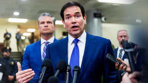 미 국무 "이란 정권 약해지고 경제 붕괴"&hellip;군사 개입엔 신중론