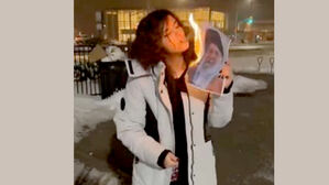 하메네이 사진으로 담뱃불&hellip;이란 여성들, 다시 저항 상징되나