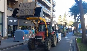 "농민들 사라지는 중"&hellip;트랙터에는 '장례식장'