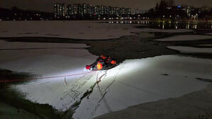 저수지 빙판을 지름길 삼아 걷다 물에 빠진 50대 구조