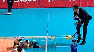 조이 선수 '강력 스파이크' 맞은 고희진 감독