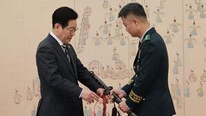 이 대통령, 특전사령관 등 중장 진급자에 삼정검 수치 수여