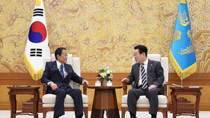 이 대통령, 아소 다로 전 총리 만나&hellip;한일 협력 방안 논의