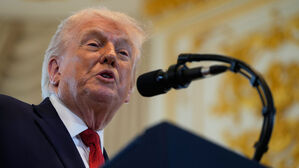 트럼프, 이란 군사옵션 잠정보류?&hellip;"교수형 취소가 큰 영향"