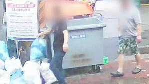 "통이 꽉 찼네" 쓰레기 꺼내 툭&hellip;식당 창문에 다닥다닥