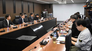 청와대, 미국 반도체 관세 촉각&hellip;"'불리하지 않은 대우' 원칙따라 협의"