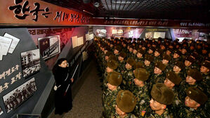 북 계급교양관에 "한국, 불변의 주적"&hellip;'윤-바이든' 사진도