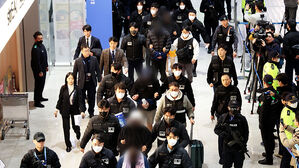 '캄보디아 스캠조직' 73명 압송&hellip;"역대 최대" 작전 보니