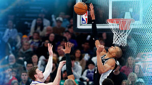 '신인류'의 무자비한 블록슛&hellip;"공중에서 낚아채"