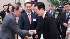 이 대통령, 이해찬 전 총리 위독에 조정식 정무특보 베트남 급파