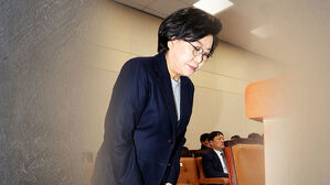 "국민 모독 말고 사퇴해야"&hellip;"판단은 국민 몫"