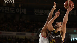 프로농구 LG, 2위 정관장 완파하고 선두 독주&hellip;마레이 더블 더블