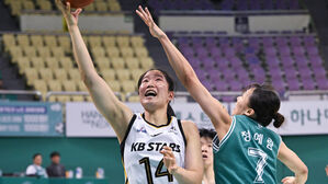 여자농구 2위 KB, 선두 하나은행 제압&hellip;송윤하 20점 폭발